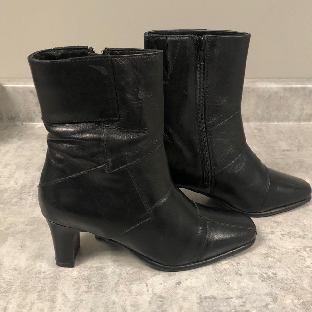 Delgrande - prism black medium heel/ zip booty
brand new!